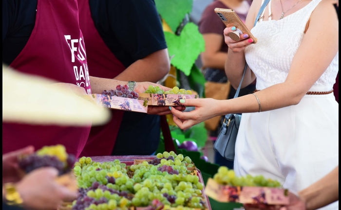 11 mil quilos de uva foram distribuídos no primeiro final de semana de Festa da Uva