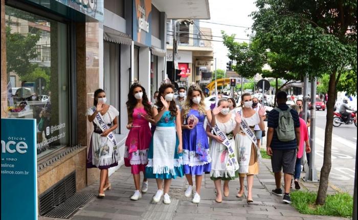 Retomada a tradição da Festa da Uva nas vitrines do comércio caxiense