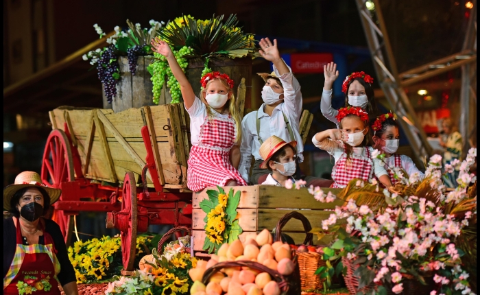 1º Desfile Cênico Musical reúne 12 mil pessoas na rua Sinimbu