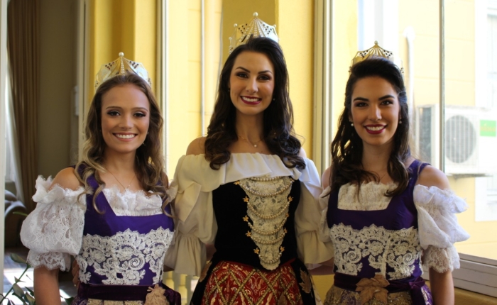 Trio de rainha e princesas da Festa da Uva cumpre agenda de visitas para divulgar a Festa das Colheitas