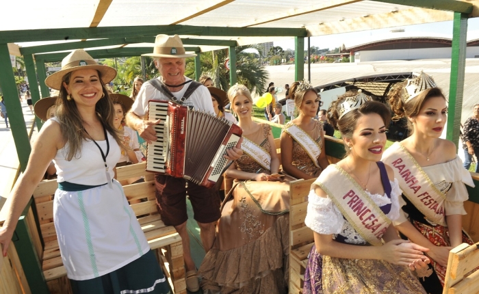 Corte da Festa da Uva 2019 recebe soberanas de 12 municípios gaúchos