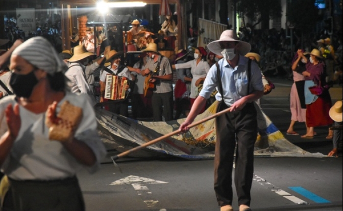 Desfile Cênico Musical desta terça é transferido para quinta-feira