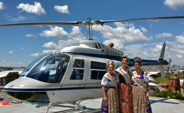 Soberanas da Festa da Uva 2019 sobrevoam  Caxias do Sul em passeio de helicóptero