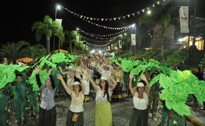 Estreia do desfile no Parque de Exposições agrada o público da Festa da Uva 2019