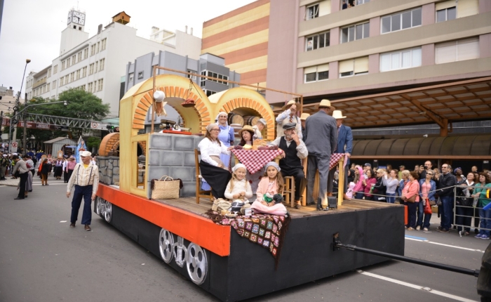 Festa da Uva abre cadastro para fornecedores de serviços artísticos interessados em participar do Desfile Cênico Musical 2022