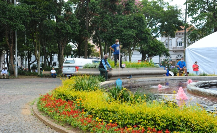 Chafariz da Praça Dante recebe coloração alusiva à Festa da Uva