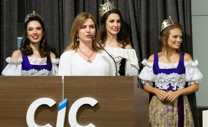 Presidente, rainha e princesas da Festa da Uva convidam governador para  Festa das Colheitas