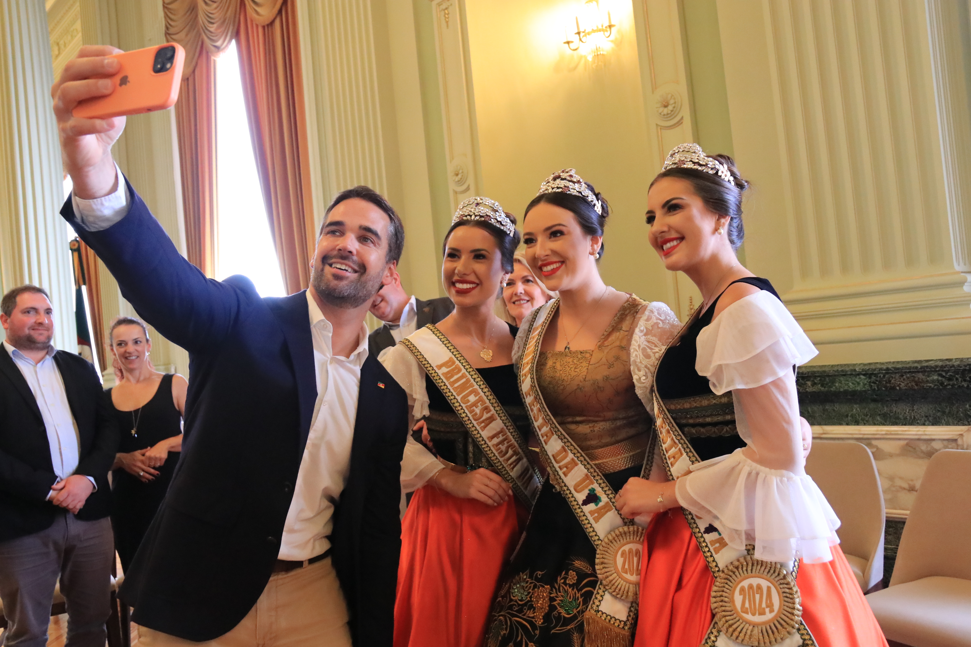 Governador Eduardo Leite juntamente com a Rainha e Princesas da Festa da Uva. Crédito: Ícaro de Campos