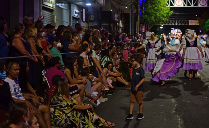 Cerca de 6 mil pessoas acompanharam o último Desfile Cênico Musical da Festa da Uva