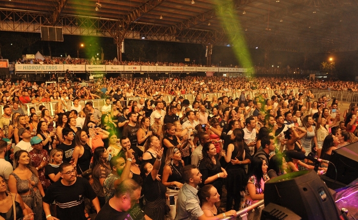 Grupo Molejo e Thiaguinho animam o público na primeira noite de shows da Festa da Uva 2019