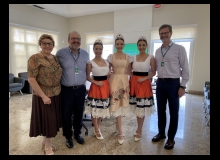 Marli Trentin, integrante da Comissão Social da Festa da Uva, Dr. André Leite, presidente da Unimed Nordeste-RS e Dr. Lisandro Pavan, vice-presidente da cooperativa, juntamente com a Rainha e as Princesas da Festa da Uva.