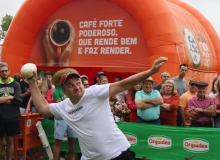 Arremesso de queijo divertiu os moradores da ¨ª Légua Foto: Samuel Rodrigues